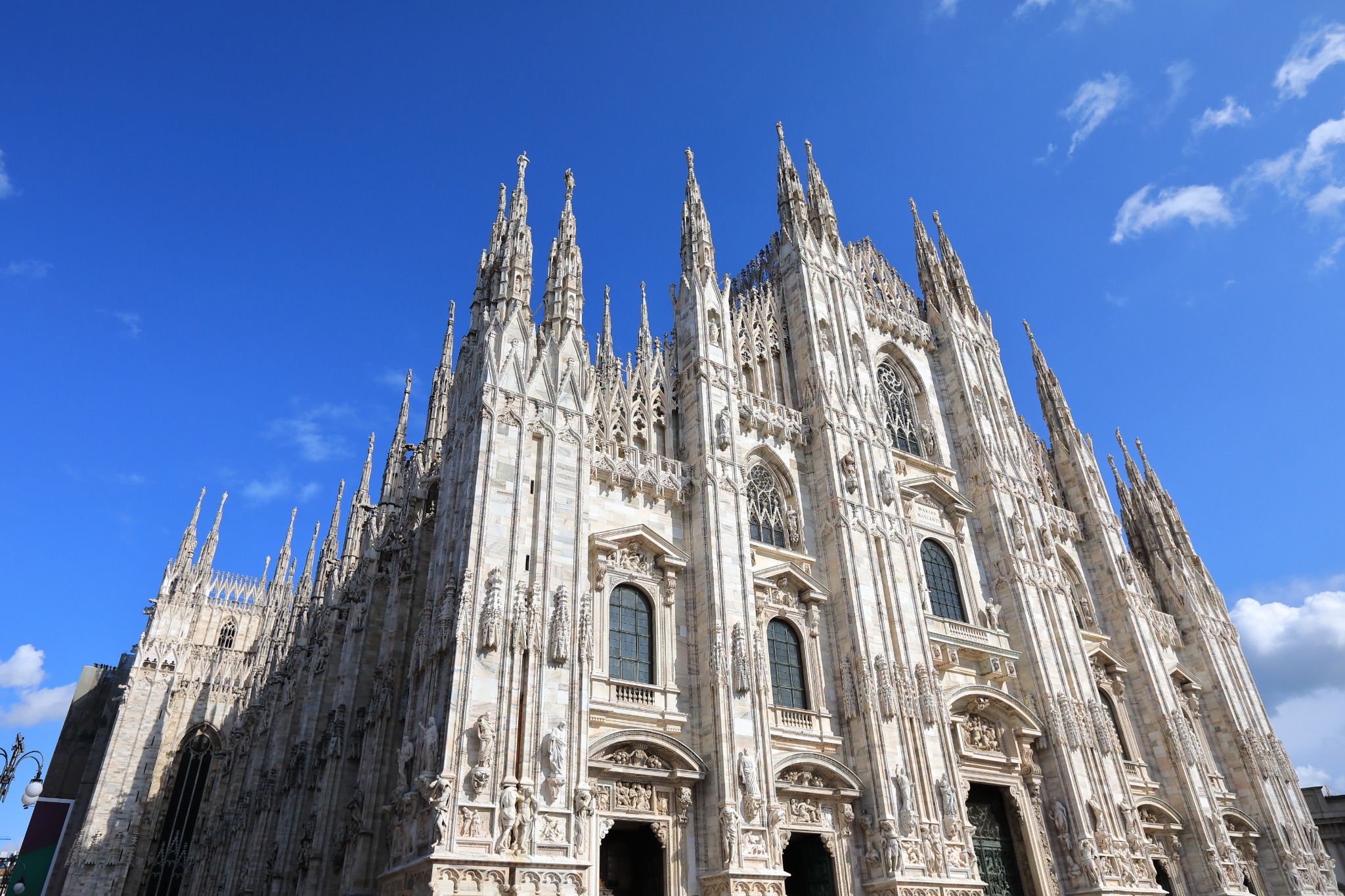 Wide daytime view of the Gothic façade and ornate spires of the Duomo di Milano, one of Italy?s most famous landmarks.